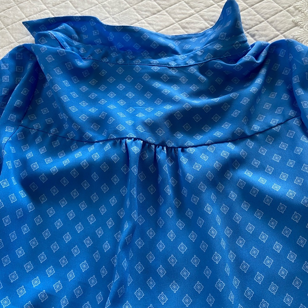 Liz Claiborne Azure and White Patterned Blouse Size LP - Picture 9 of 12